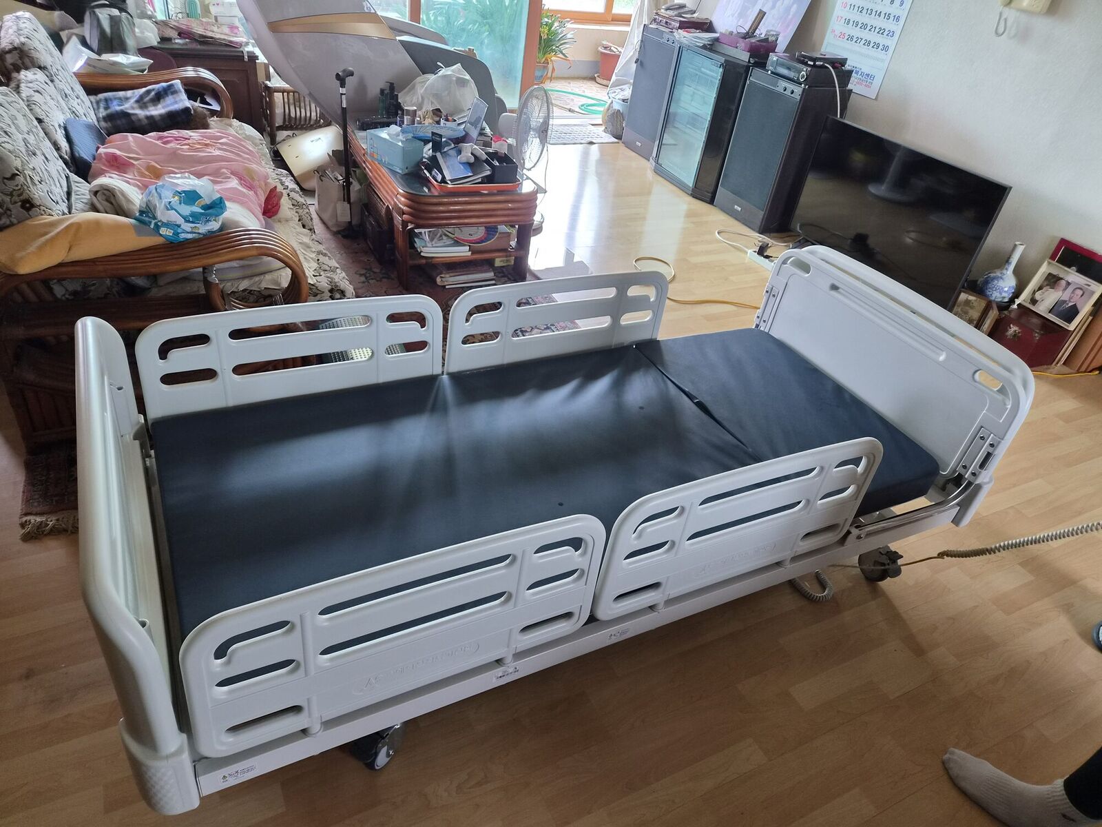 검단 재가복지와 함께 안내하는 복지용구 참고사진 - 거실 한쪽에 설치된 안전난간 전동침대