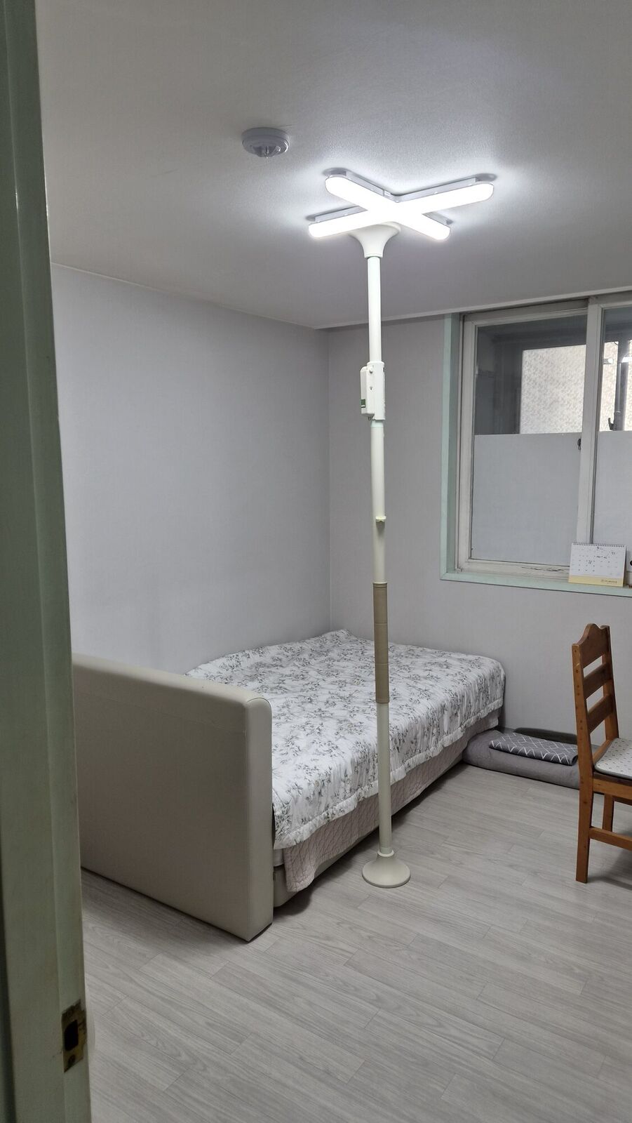 연수 재가복지와 함께 안내하는 복지용구 참고사진 - 침대 옆 바닥과 천장 사이에 고정한 기둥형 안전손잡이