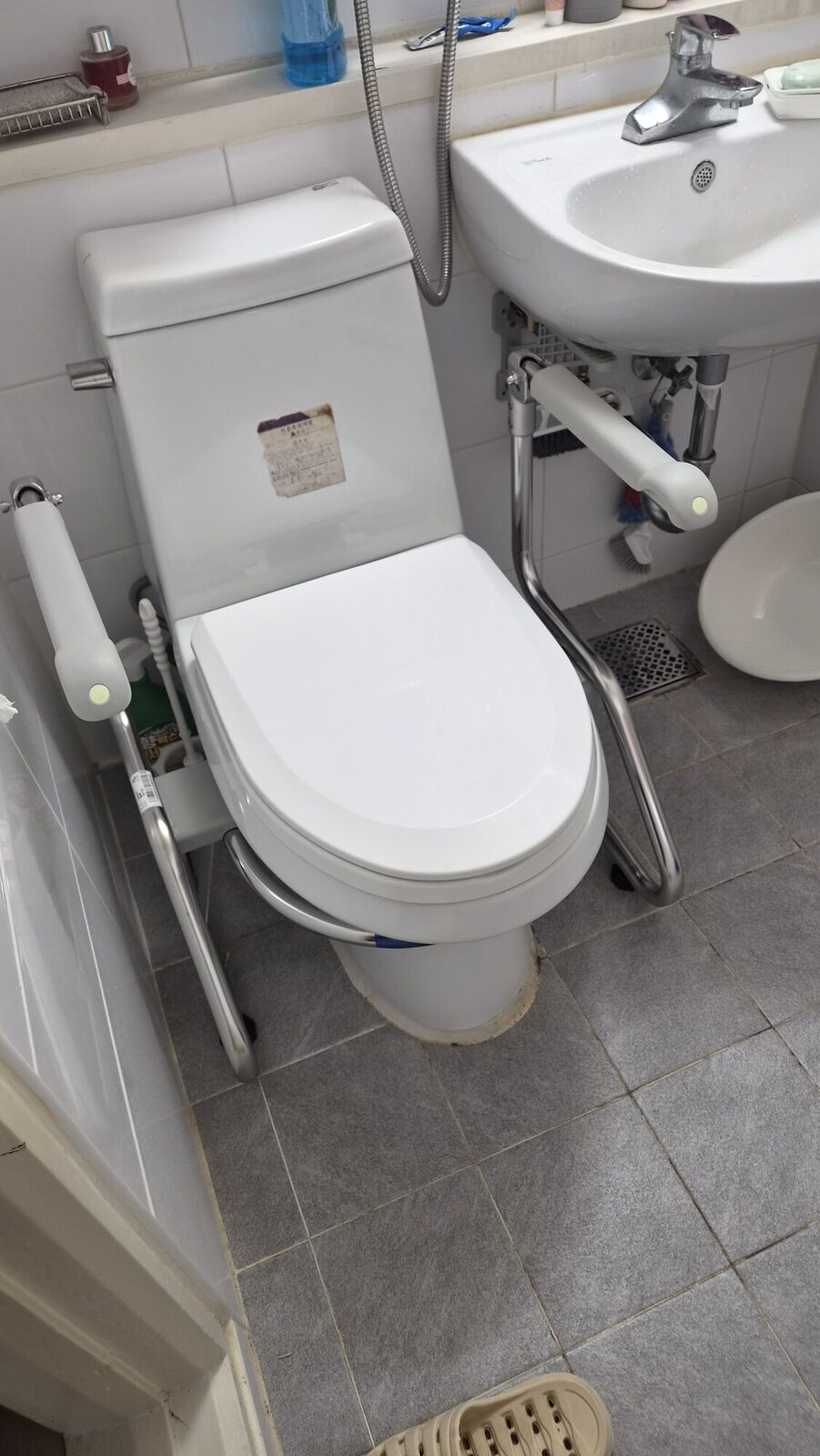 연수 재가복지와 함께 안내하는 복지용구 참고사진 - 좁은 욕실 변기에 설치한 안전손잡이