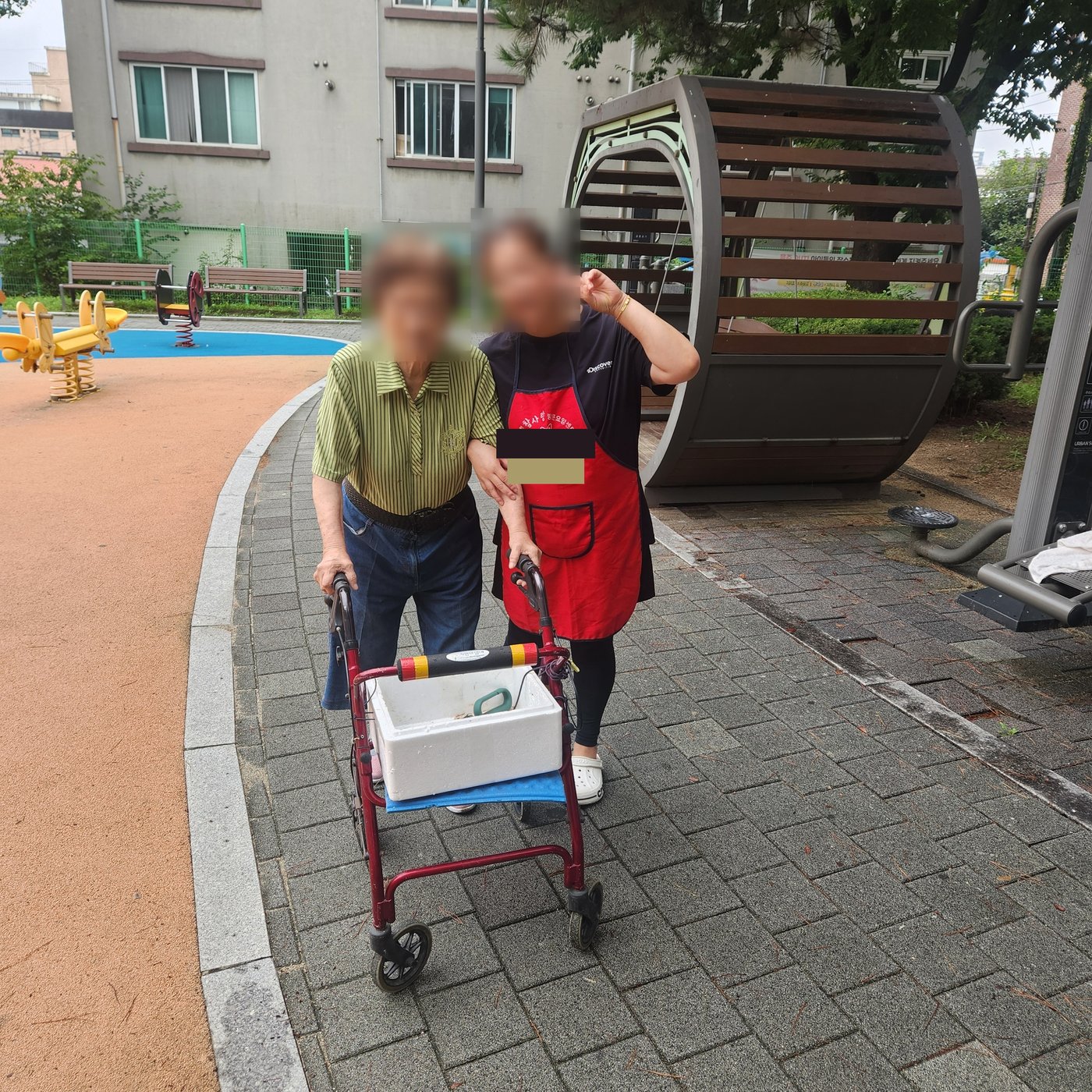 요양보호사와 함께 산책하는 어르신